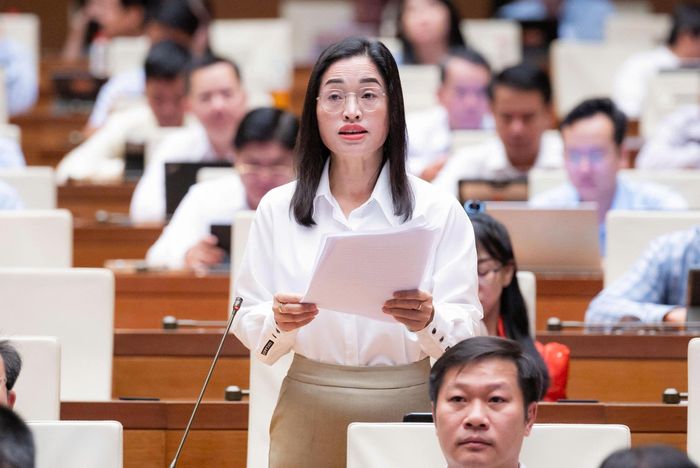 Đại biểu Phạm Văn Hoà (đoàn Đồng Tháp) và đại biểu Cil Bri (đoàn Lâm Đồng). Ảnh: Media Quốc hội.