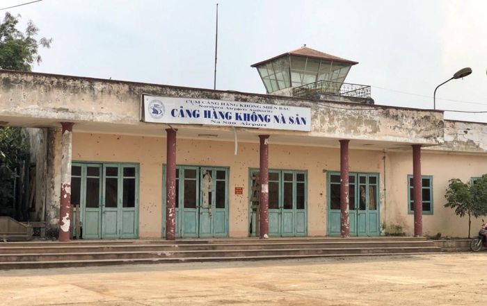 Cảng hàng không Nà Sản đang phải dừng khai thác do đường cất hạ cánh bị hư hỏng nghiêm trọng.
