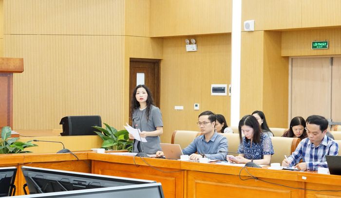 Bà Đỗ Thị Phong Lan, Phó Vụ trưởng Vụ Tổ chức cán bộ, phát biểu tại cuộc họp.