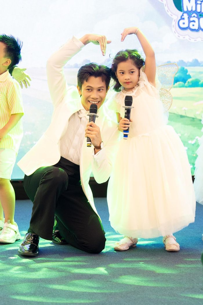 Bố Phương Nam và bé Nguyên Ốc (5 tuổi).