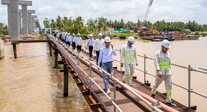 Sinh viên Trường Đại học Xây dựng miền Tây tham quan công trường thi công cầu Đại Ngãi.