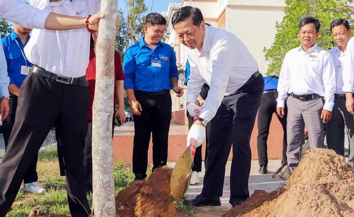 Bộ trưởng Bộ Xây dựng Trần Hồng Minh trồng cây lưu niệm tại MTU trong chuyến thăm và làm việc tại trường hồi tháng 3/2026.