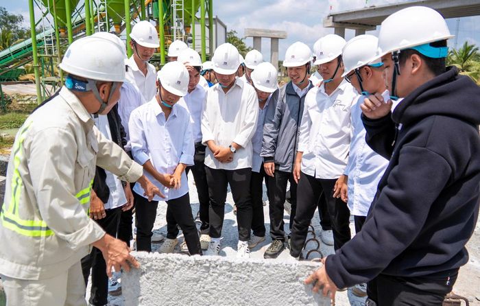 Các sinh viên được tiếp cận công trường từ rất sớm.