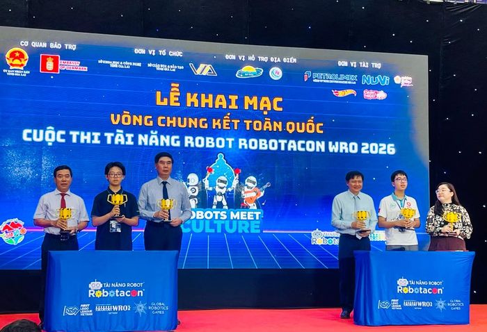 Các đại biểu thực hiện nghi thức khai mạc cuộc thi.