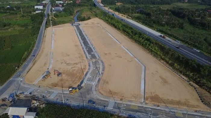 Một số khu tái định cư đã đạt tiến độ tích cực, khu tái định cư tại thôn Quyết Tiến, xã Quy Mông đã thi công hoàn thành và đang hoàn thiện thủ tục bàn giao.