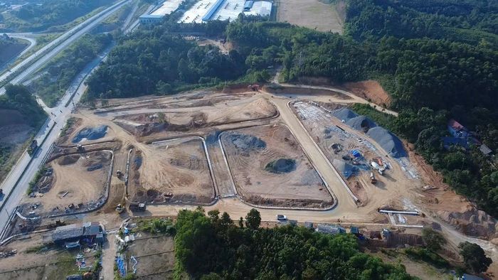 Ghi nhận PV Báo Xây dựng ngày 19/8, tại công trường khu tái định cư Nước Mát, phường Âu Lâu, tỉnh Lào Cai, không khí thi công diễn ra khẩn trương. 