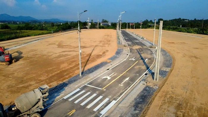 Tại xã Xuân Ái, khu tái định cư thôn Nghĩa Lạc đã hoàn thành xây dựng; các khu tại thôn Quyết Hùng, Yên Hòa - Yên Thịnh cũng đang được thi công, dự kiến hoàn thành trong tháng 9/2026. Trong khi đó, một số dự án tại Đông Cuông còn gặp khó do người dân chưa đồng thuận phương án bồi thường và chưa được cấp phép mỏ đất đắp.