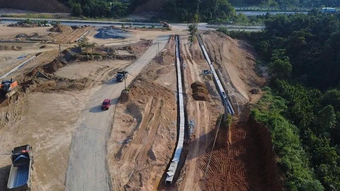 Dự án khu tái định cư tại phường Âu Lâu có quy mô 3,4 ha với 69 lô đất nền, được đầu tư đồng bộ về hạ tầng giao thông nội bộ và hệ thống thoát nước. Mục tiêu của dự án là phục vụ bồi thường, hỗ trợ an cư cho người dân và di dời hạ tầng kỹ thuật nhằm bàn giao mặt bằng sạch cho tuyến đường sắt Lào Cai – Hà Nội – Hải Phòng (đoạn qua địa bàn phường dài 12 km, diện tích thu hồi hơn 250 ha)
