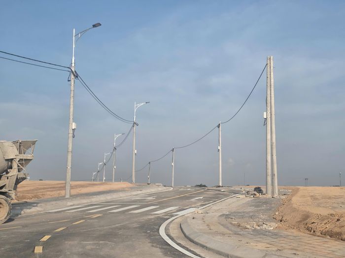Tính đến hết ngày 15/8, tổng kế hoạch vốn năm 2026 của dự án được giao là 2.132,9 tỷ đồng, giải ngân 324,3 tỷ đồng, đạt 15,2%. Theo báo cáo ngày 15/8/2026 của Ban Chỉ đạo giải phóng mặt bằng Dự án đầu tư xây dựng tuyến đường sắt Lào Cai - Hà Nội - Hải Phòng, đoạn qua địa bàn tỉnh Lào Cai, nguyên nhân chủ yếu là hướng tuyến và ranh giới GPMB liên tục thay đổi, trong khi một số địa phương mới được bàn giao mốc giới nên chưa thể triển khai thanh toán chi phí GPMB trên tuyến.