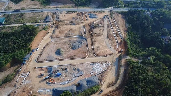 Anh Nguyễn Tiến Công, kỹ thuật hiện trường Công ty TNHH Linh Huy Hoàng, cho biết đơn vị đang huy động 3 máy xúc và 6 ô tô để tổ chức thi công liên tục, tăng sản lượng san gạt từng ngày. "Chúng tôi bố trí máy xúc và ô tô vận chuyển phối hợp liên tục, hạn chế thời gian chờ, tranh thủ từng giờ để đẩy nhanh tiến độ.Cùng với san nền, hệ thống rãnh thoát nước cũng đang được triển khai. Đây là những hạng mục quan trọng nhằm sớm hoàn thiện hạ tầng khu tái định cư, tạo điều kiện để người dân sớm ổn định nơi ở mới.