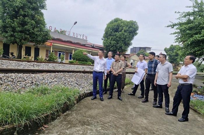 Lãnh đạo xã Phú Xuyên trực tiếp kiểm tra hiện trạng phạm vi giải phóng mặt bằng phục vụ Dự án. Ảnh: PV.