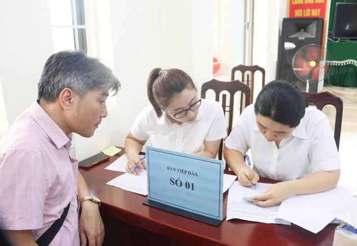Xã Đại Xuyên chi trả tiền bồi thường giải phóng mặt bằng Dự án Trục không gian Quốc lộ 1A. Ảnh: Thu Nghĩa.