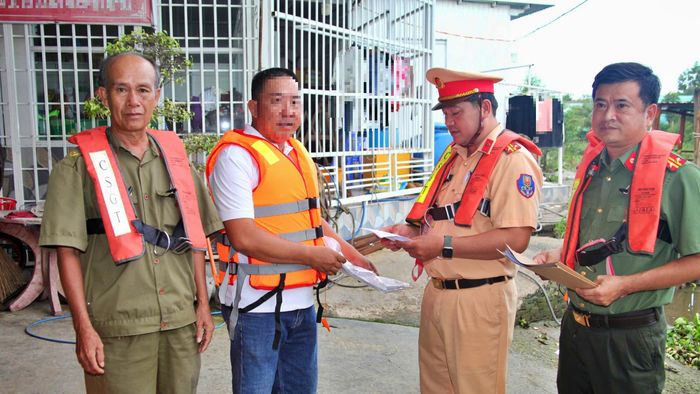 Việc đảm bảo trật tự an toàn giao thông đường thủy mùa mưa bão luôn được Công an tỉnh Cà Mau quan tâm tuyên truyền, kiểm tra thường xuyên.