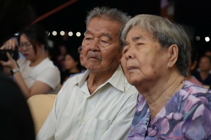 Những khán giả say mê sân khấu cải lương tham dự chương trình.