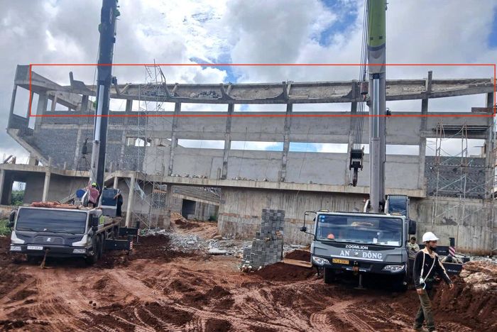 Hiện trường công trình bị nứt gãy buộc phải tháo dỡ. Ảnh: N.H