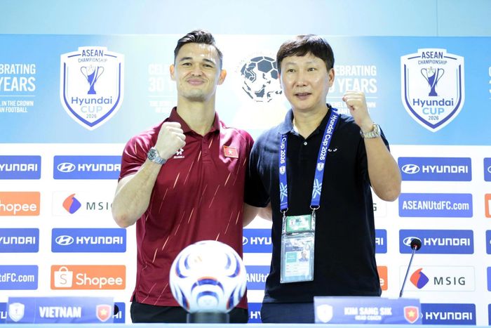 Lê Giang Patrik và HLV Kim Sang-sik trong cuộc họp báo sau trận thắng Thái Lan.