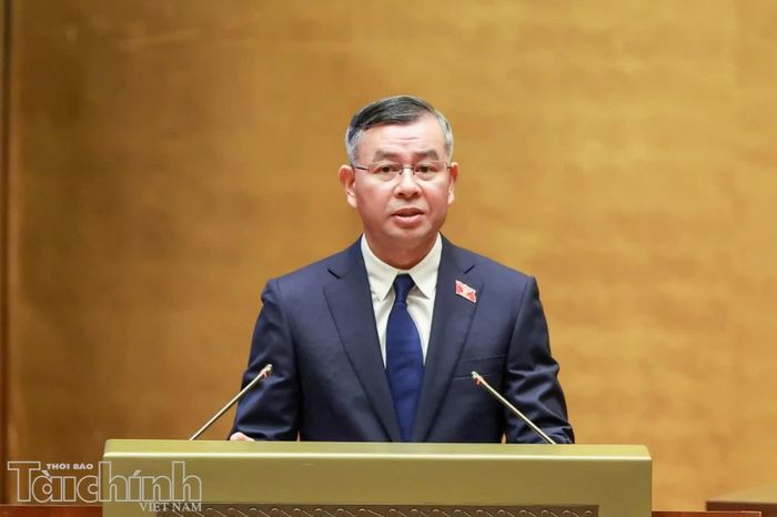 Bộ trưởng Bộ Tài chính Ngô Văn Tuấn trình bày tại phiên họp. Ảnh: Đức Thanh