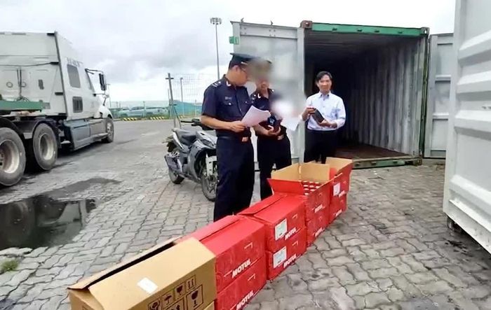 Hải quan bắt giữ 16.000 hộp dầu nhớt ngập khẩu giả nhãn hiệu MOTUL tại cảng biển TP. Hồ Chí Minh. Ảnh: Cục HQ