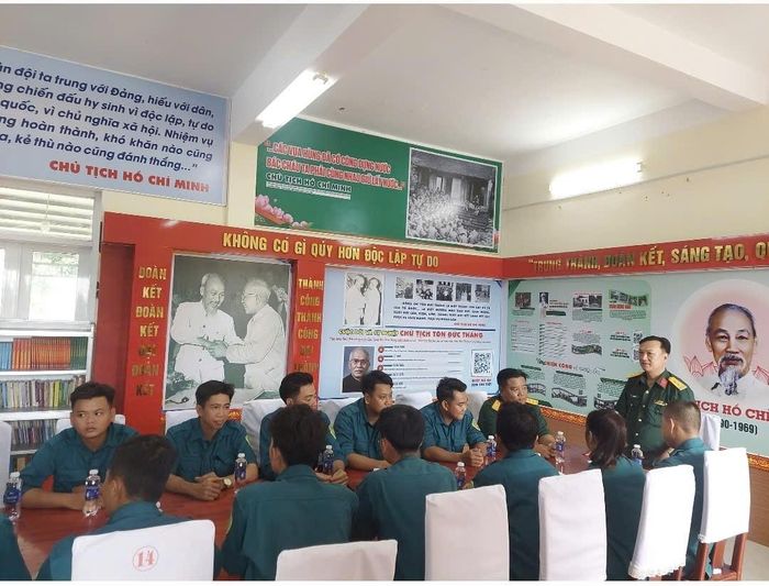 Cán bộ, chiến sĩ Ban Chỉ huy Quân sự xã Vĩnh Bình tìm hiểu về Chủ tịch Hồ Chí Minh trong “Không gian văn hóa Hồ Chí Minh” tại Ban Chỉ huy Quân sự xã