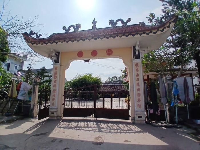Đình Long Trung hòa mình giữa cảnh sắc miền cây trái, tạo nên không gian văn hóa đặc trưng của vùng quê Nam Bộ. Ảnh: Tường Quang