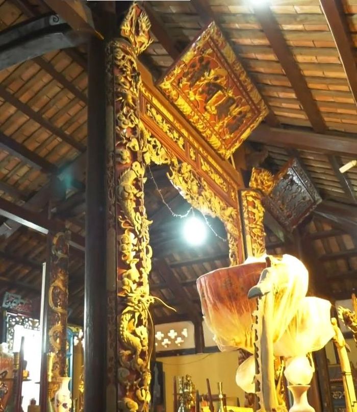 Bao lam và các mảng chạm khắc gỗ tinh xảo trong đình, thể hiện tài nghệ của nghệ nhân Nam Bộ xưa. Ảnh: Tường Quang