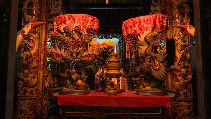 Chánh điện Đình Long Trung với hệ thống bàn thờ, hoành phi mang vẻ trang nghiêm, cổ kính. Ảnh: Tường Quang