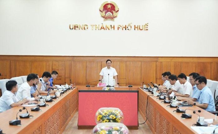 Chủ tịch UBND thành phố Lê Trí Thanh chủ trì cuộc họp.