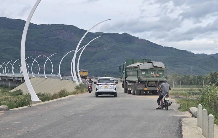 Tự ý đưa xe tải trọng lớn vận chuyển cát trên tuyến đường nối ĐT609C - Quốc lộ 14B đang thi công nguy cơ mất ATGT, hư hỏng công trình luôn hiện hữu.