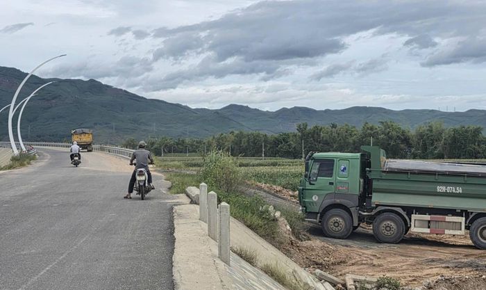 Tự ý đấu lối trái phép cho xe tải lưu thông vận chuyển cát trên tuyến đường đang thi công...