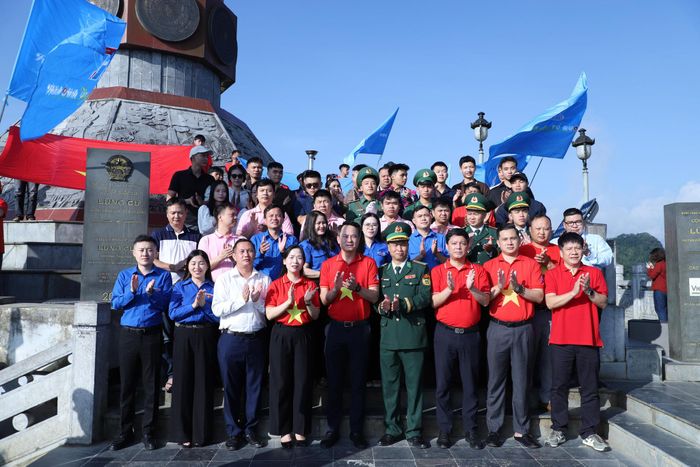 Đồng thời, chiến dịch phát huy vai trò của tổ chức Đoàn, Hội trong tuyên truyền, định hướng tư tưởng và lan tỏa thông tin tích cực trên không gian mạng; khuyến khích đoàn viên, hội viên, thanh niên thể hiện tình yêu quê hương, đất nước bằng những việc làm cụ thể, thiết thực gắn với học tập, lao động, công tác và đời sống hằng ngày.