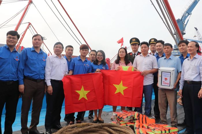 Đoàn Thanh niên BLĐ trao tặng Tỉnh đoàn Lâm Đồng 5.000 lá cờ Tổ quốc từ chương trình Đường cờ Tổ quốc. (Ảnh minh hoạ)