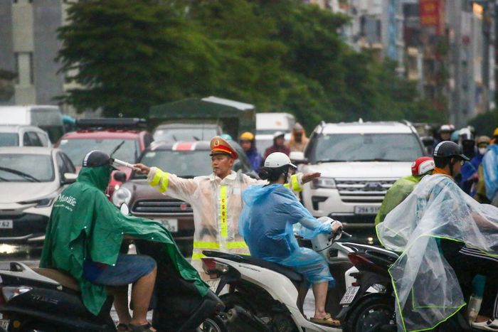 CSGT dầm mình trong mưa, duy trì trật tự, an toàn giao thông