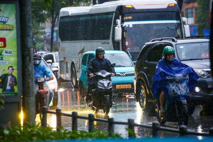Do mưa lớn, mật độ phương tiện tăng nhanh trên các tuyến chính