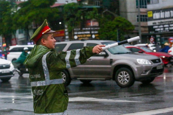 Đội CSGT đường bộ số 3 và Công an phường phân luồng giao thông tại ngã 5 Ô Chợ Dừa
