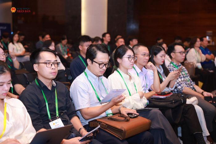 Các đại biểu tham dự chương trình.