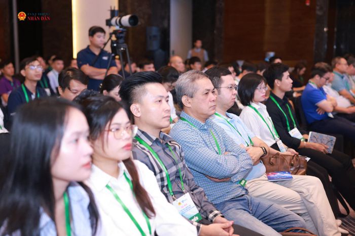 Các đại biểu tham dự chương trình.