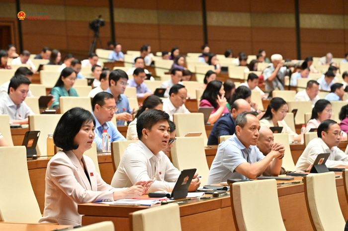 Các đại biểu dự phiên họp tại hội trường, chiều 22/8. Ảnh: Quang Khánh