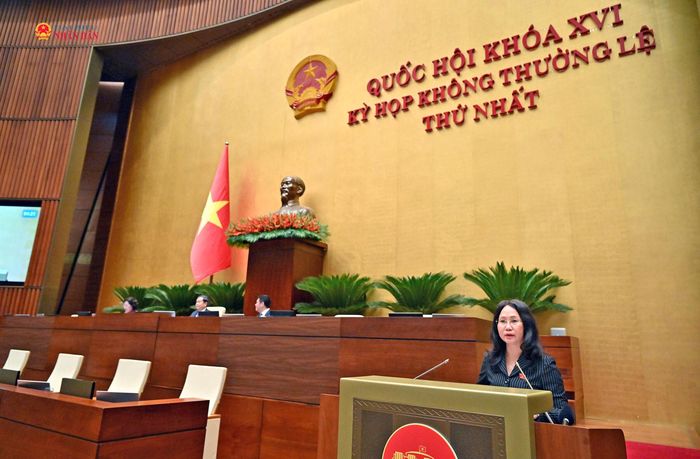 Bộ trưởng Bộ Văn hóa, Thể thao và Du lịch Lâm Thị Phương Thanh trình bày Tờ trình dự án Nghị quyết. Ảnh: Quang Khánh