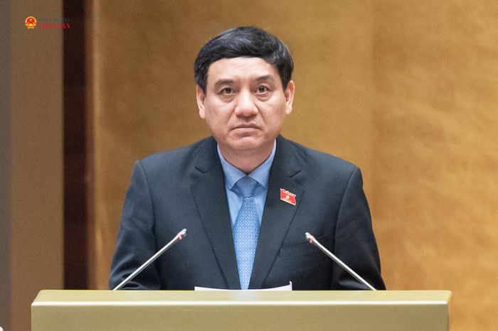 Chủ nhiệm Ủy ban Văn hóa và Xã hội Nguyễn Đắc Vinh trình bày Báo cáo thẩm tra. Ảnh: Phạm Thắng