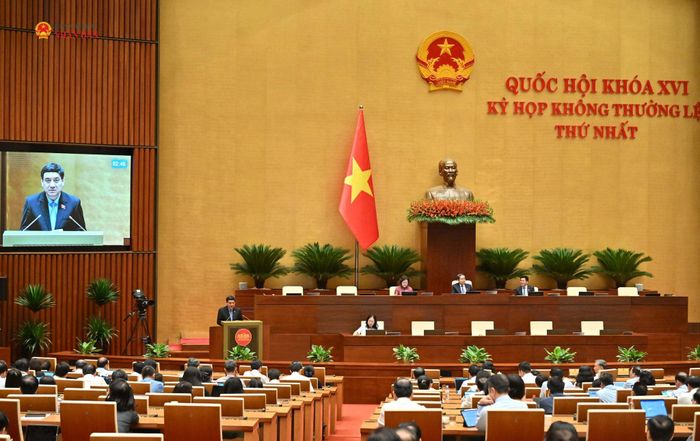 Chủ nhiệm Ủy ban Văn hóa và Xã hội Nguyễn Đắc Vinh trình bày Báo cáo thẩm tra. Ảnh: Quang Khánh