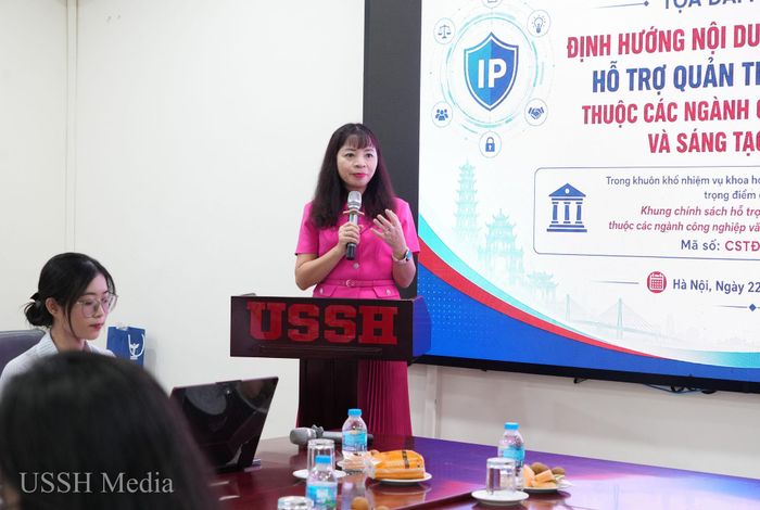 PGS.TS. Đặng Thị Thu Hương - Phó Hiệu trưởng Trường Đại học Khoa học Xã hội và Nhân văn phát biểu tại Tọa đàm