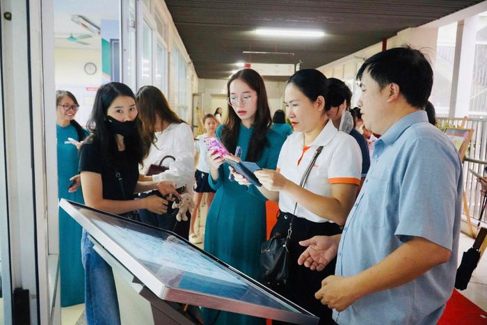 Phụ huynh lớp 6 Trường THCS Cầu Giấy A được tìm hiểu về nhà trường qua màn hình tương tác. Ảnh: Nguyễn Hường