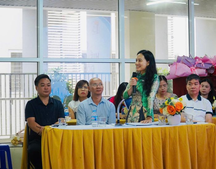 Cô Phạm Thị Như Hoa, Hiệu trưởng Trường THCS Cầu Giấy A (phường Cầu Giấy, Hà Nội) chia sẻ tại toạ đàm. Ảnh: Nguyễn Hường