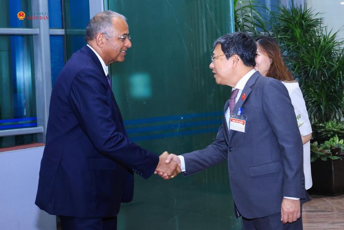 Phó Chủ nhiệm Thường trực Ủy ban Quốc phòng, An ninh và Đối ngoại Vũ Hải Hà đón Chủ tịch Quốc hội Bờ Biển Ngà Patrick Achi tại sân bay quốc tế Nội Bài