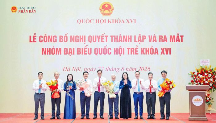 Ban Thường trực và các thành viên Nhóm ĐBQH trẻ khóa XVI tặng hoa lãnh đạo Quốc hội, lãnh đạo các Ủy ban tham dự Lễ công bố