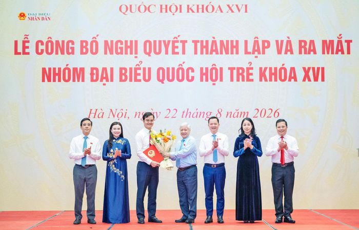 Phó Chủ tịch Thường trực Quốc hội Đỗ Văn Chiến trao Nghị quyết và tặng hoa chúc mừng Ban Thường trực và các thành viên Nhóm ĐBQH trẻ khóa XVI