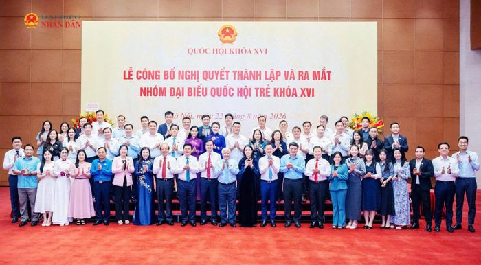 Phó Chủ tịch Thường trực Quốc hội Đỗ Văn Chiến, Phó Chủ tịch Quốc hội Nguyễn Hồng Diên và các đại biểu chụp ảnh lưu niệm