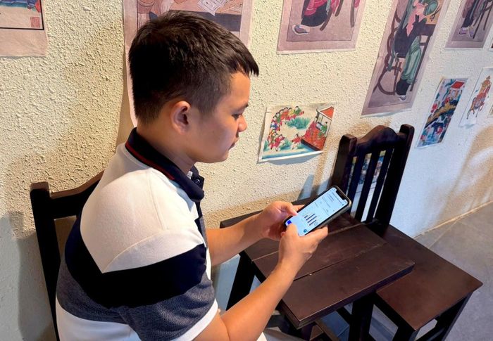 Anh Lê Tuấn Anh theo dõi sản lượng điện, chủ động điều chỉnh việc sử dụng điện để kiểm soát chi phí kinh doanh. Ảnh: Tiến Cường