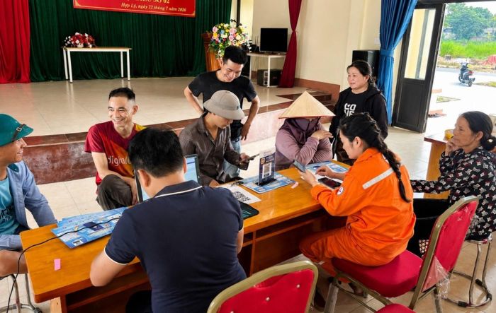 Tuyên truyền, hướng dẫn người dân tiếp cận và sử dụng các tiện ích dịch vụ điện số tại nhà văn hóa thôn. Ảnh: Minh Phương