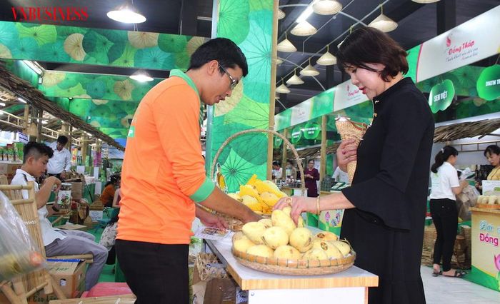 Người tiêu dùng lựa chọn trái cây của HTX, góp phần khẳng định chất lượng, củng cố thương hiệu và gia tăng giá trị sở hữu trí tuệ cho nông sản Đồng Tháp.